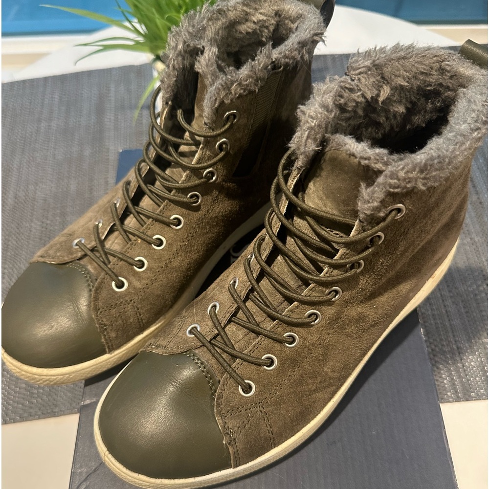 BNIB Aureus Womens green leather suede shoes with faux lining. Size 8